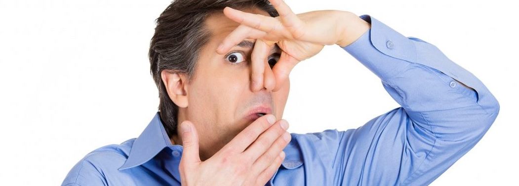 بوی بد دهان می‌تواند در نتیجه جراحی های دهان و دندان و یا شرایطی از جمله، پوسیدگی دندان، بیماری لثه و یا وجود زخم در دهان باشد.
