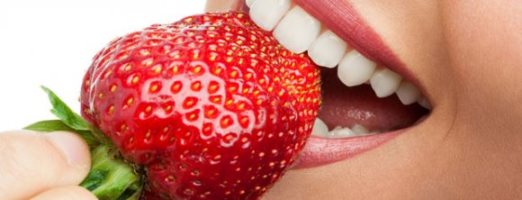 تغذیه و حفظ رژیم غذایی مناسب برای سلامتی دهان و دندان ضروری است.