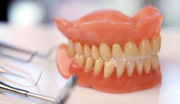 دندان‌ مصنوعی دندان‌هایی هستند که از مواد اکریلیک و فلزی ساخته شده و برای جایگزین کردن دندان‌های از بین رفته مورد استفاده قرار می‌گیرند.