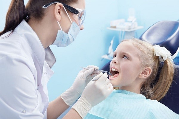 سن مناسب برای انجام ایمپلنت دندان در کودکان برای دختران حداقل چهارده یا پانزده سالگی است و برای پسران حداقل هفده سالگی می باشد.
