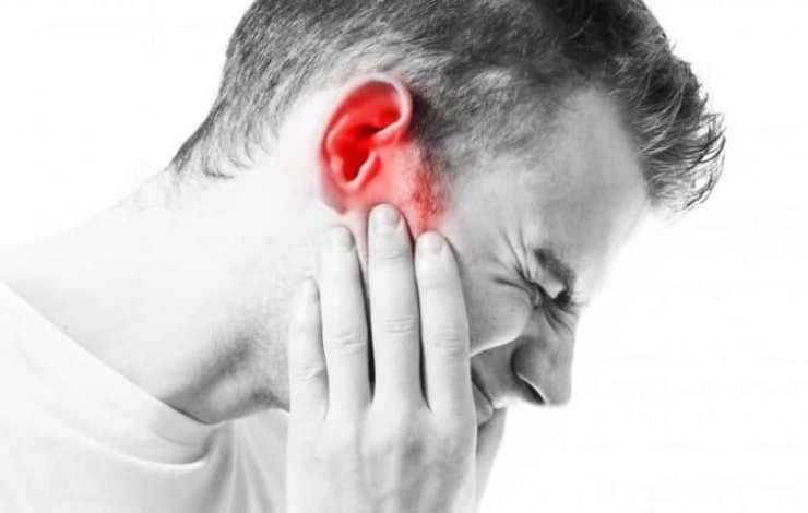 در بزرگسالان، ممکن است تشخیص عفونت‌های گوش و دندان درد از هم دیگر آسان نباشد زیرا یک خط عصبی مشابه دارند.برخی از عفونت‌های گوش با سلامت دهان و دندان مرتبط هستند