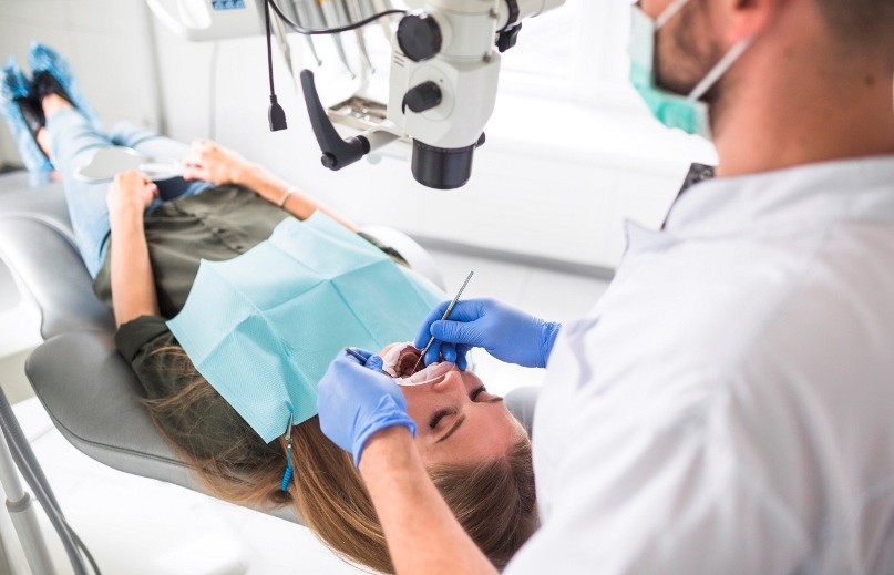 دندانپزشک برای رفع پوسیدگی دندان چه کاری انجام میدهد