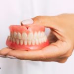 قیمت پروتز دندان به چه عواملی بستگی دارد ؟