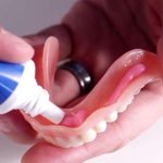 آیا میدانید چسب دندان مصنوعی چه کاربردهایی دارد ؟